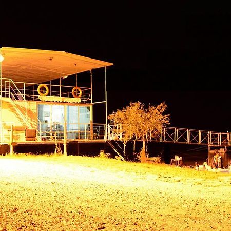 Delta Pontoon Hotel Махмудия Екстериор снимка
