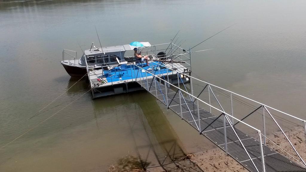 Delta Pontoon Hotel Махмудия Екстериор снимка