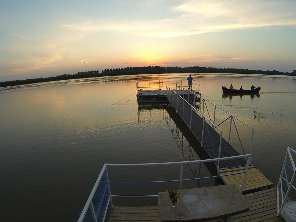 Delta Pontoon Hotel Махмудия Екстериор снимка