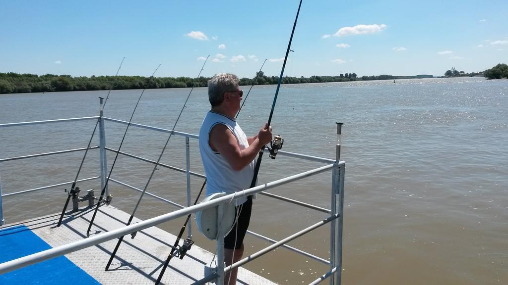 Delta Pontoon Hotel Махмудия Екстериор снимка