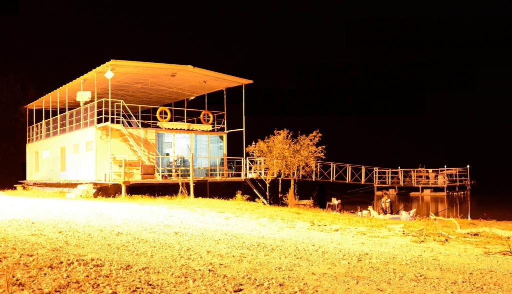Delta Pontoon Hotel Махмудия Екстериор снимка