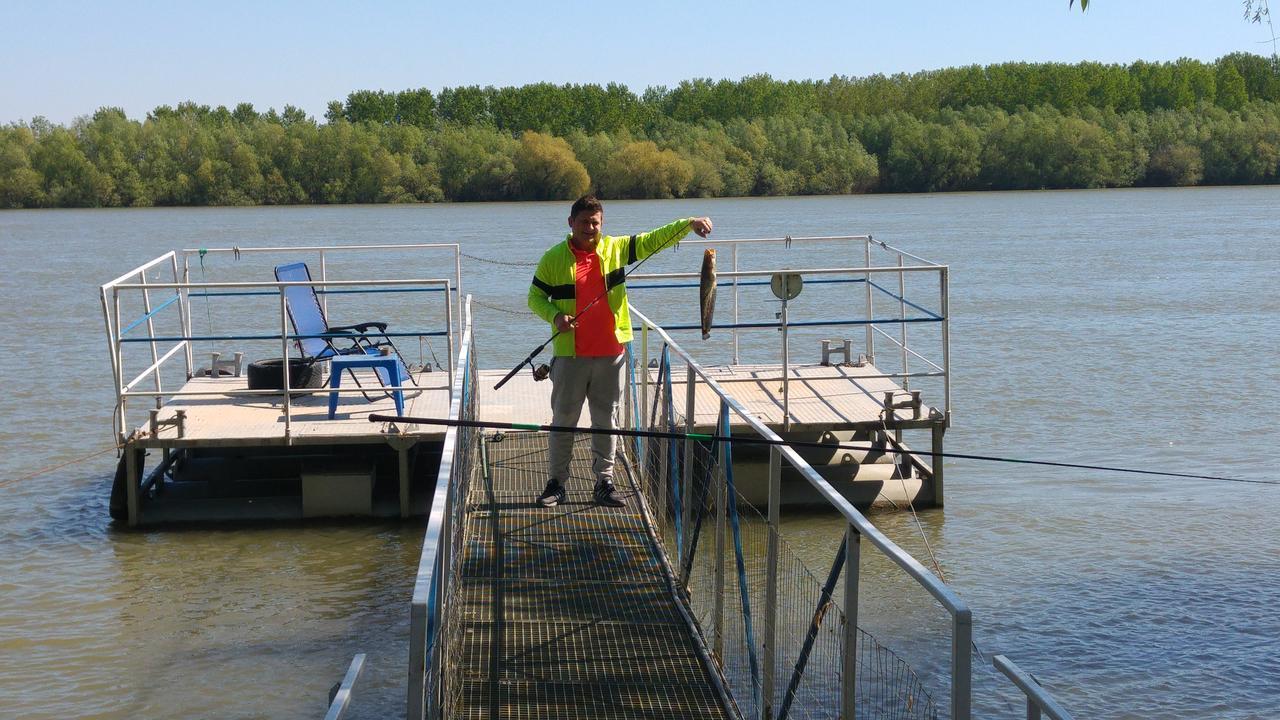 Delta Pontoon Hotel Махмудия Екстериор снимка